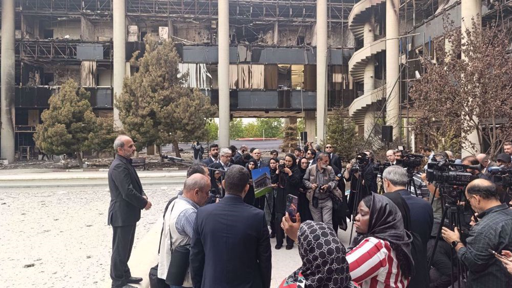 IRIB-chefen visade utländska sändebud TV-huset som attackerats av israel
